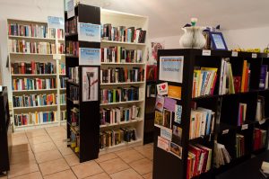 Bücherregale im Laden von Books4Life Wien